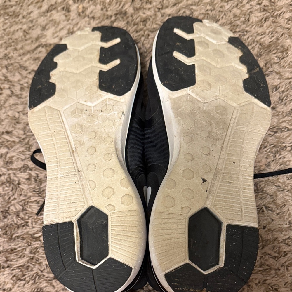 Nike Women’s 11.5 Black and White Athletic Running Shoes - Picture 5 of 9